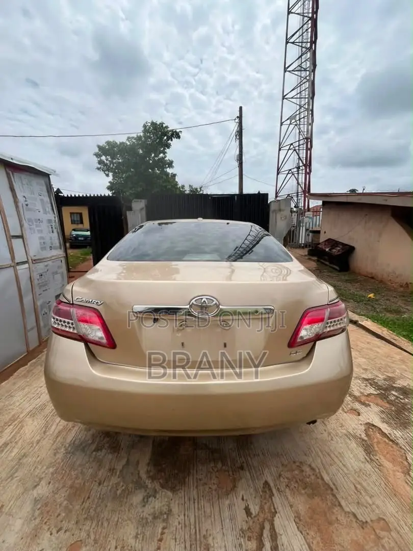 Toyota Camry LE 4dr Sedan (2.5L 4cyl 6AM) 2010 Gold