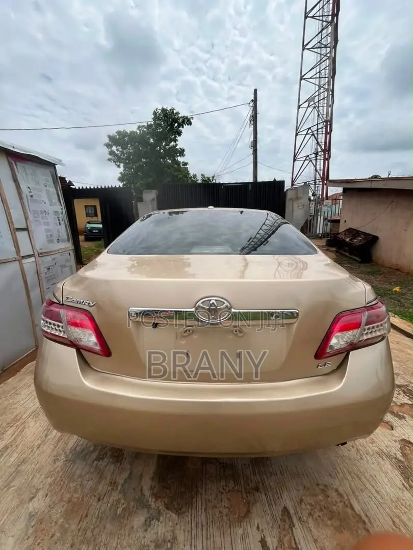 Toyota Camry LE 4dr Sedan (2.5L 4cyl 6AM) 2010 Gold