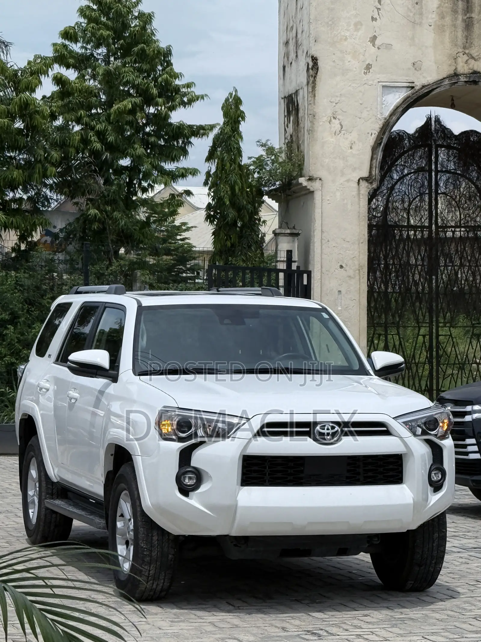 Toyota 4-Runner SR5 4WD 2023 White