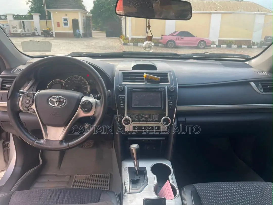 Toyota Camry SE 4dr Sedan (2.5L 4cyl 6A) 2013 Silver