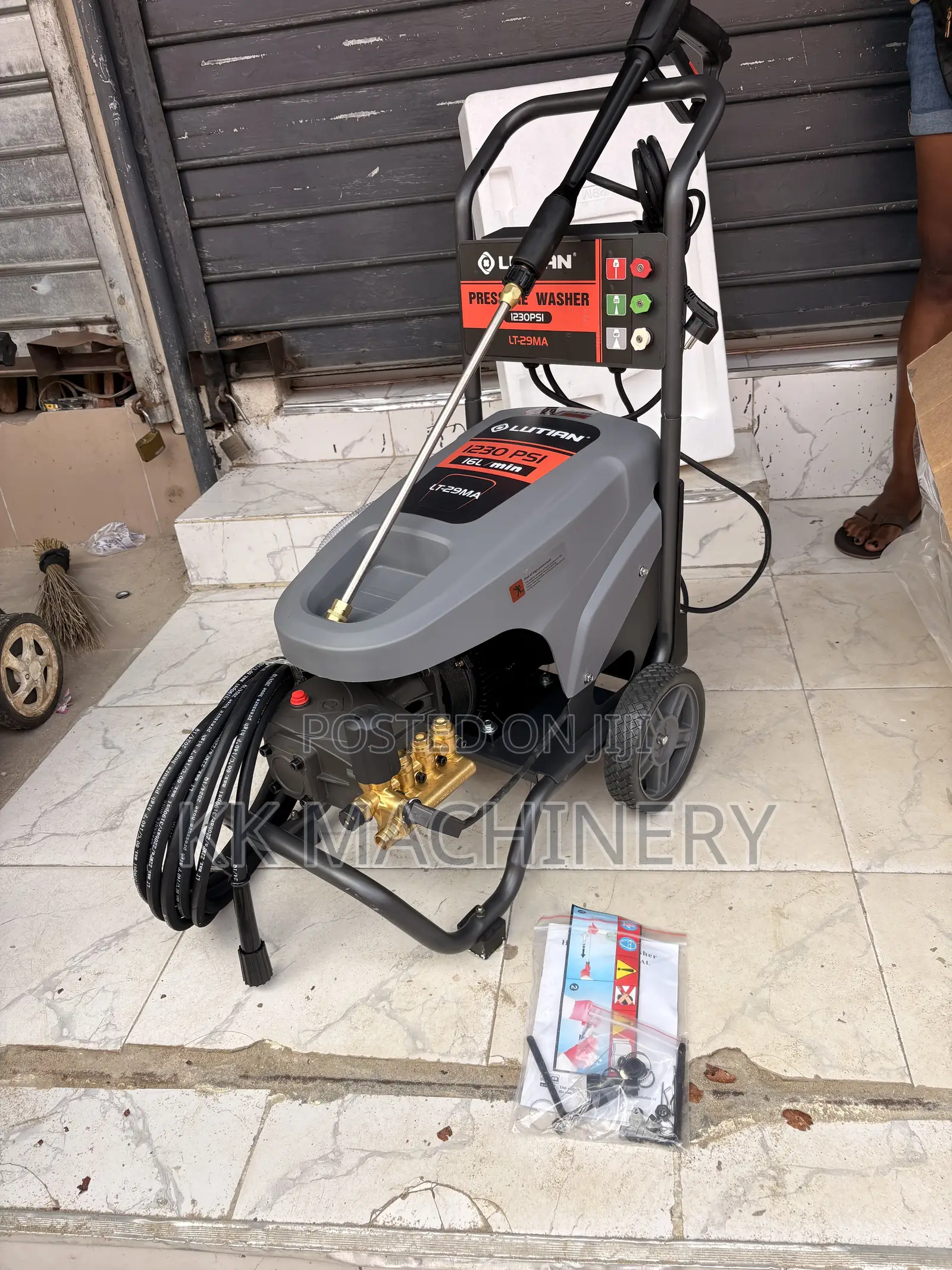 High-Pressure Washer Featuring a Brass Pump Head and a 1230 Psi