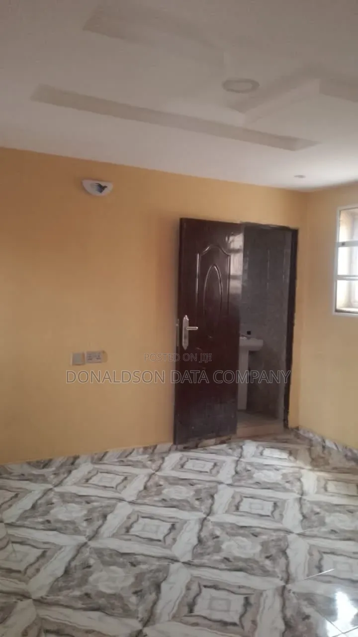 2bdrm Block of Flats in Oluyomi, Iju-Ishaga for sale