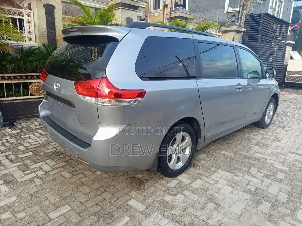 Toyota Sienna LE FWD 8-Passenger 2013 Silver