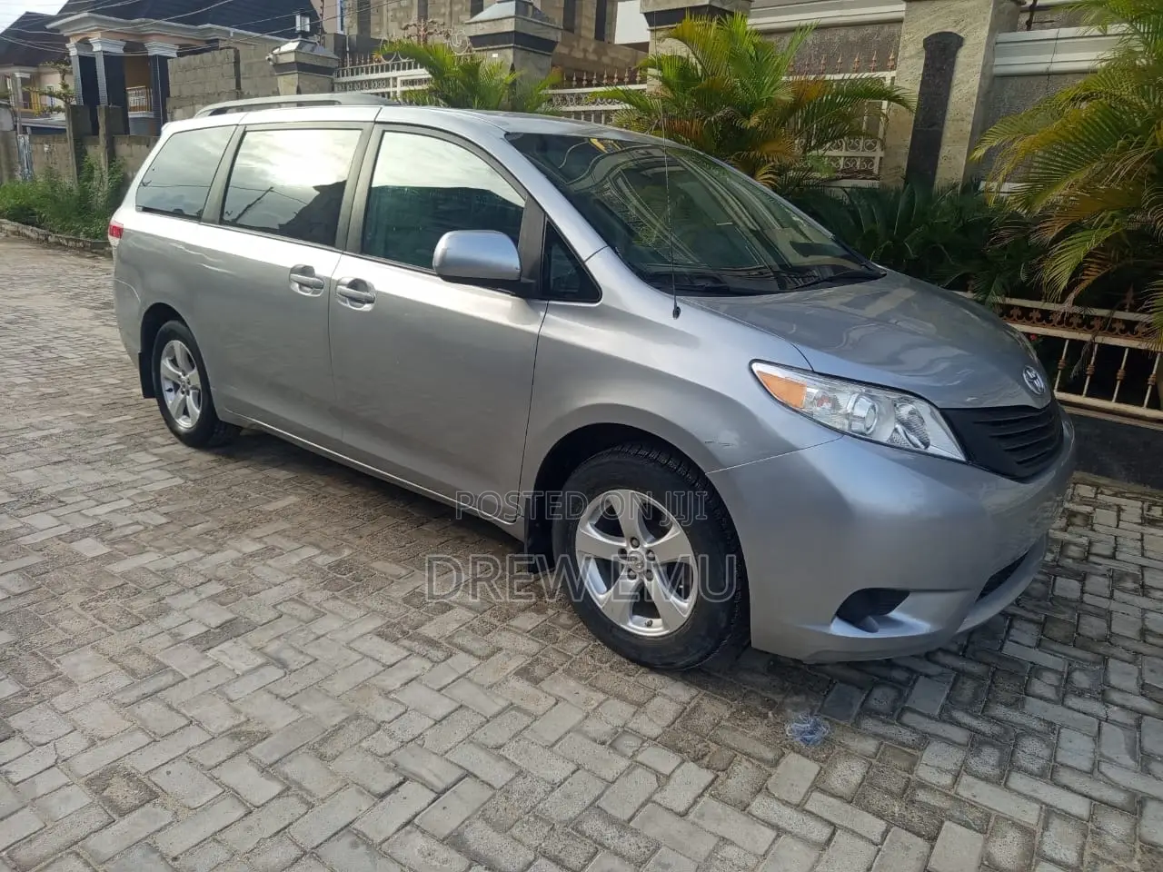 Toyota Sienna LE FWD 8-Passenger 2013 Silver