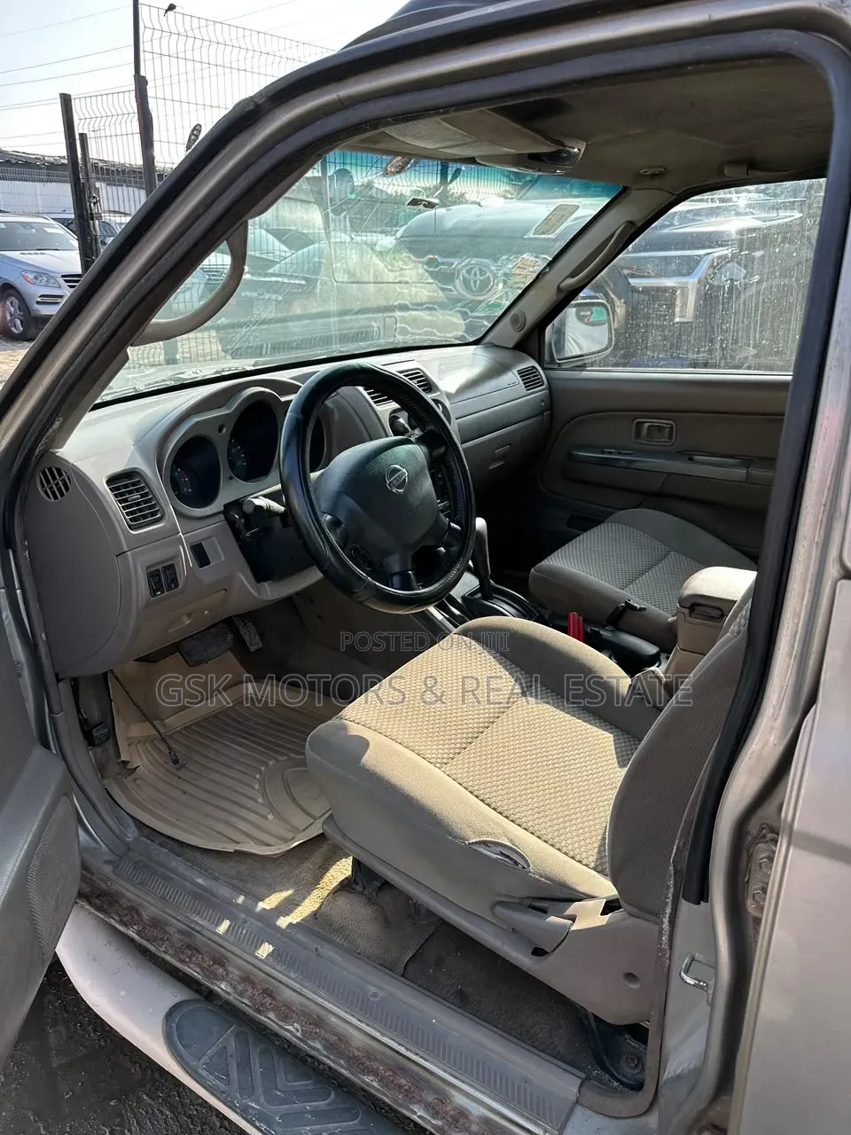Nissan Frontier SC-V6 4x4 Standard Bed Crew Cab 116.1 in. WB 2002 Gray