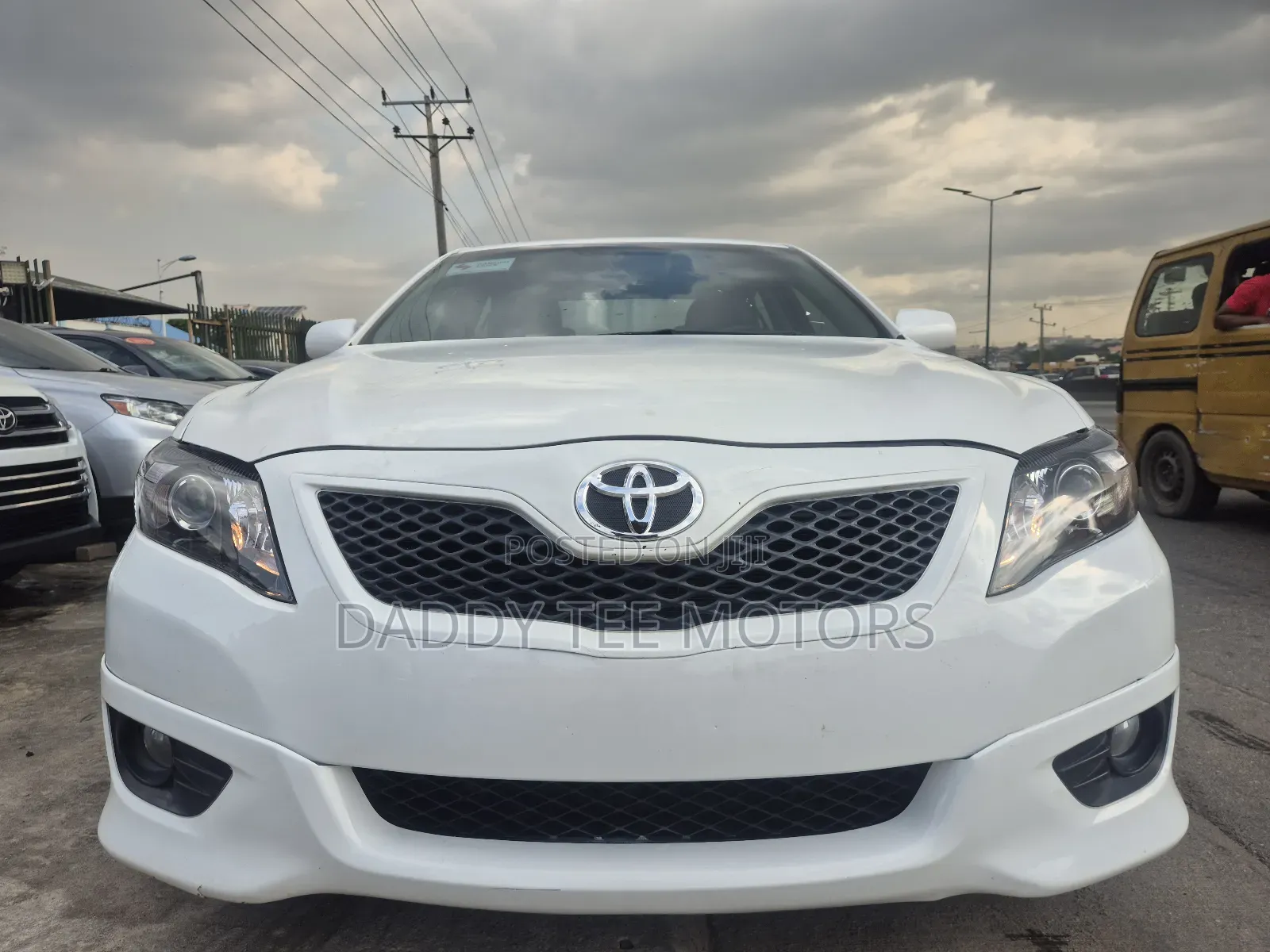 Toyota Camry SE V6 4dr Sedan (3.5L 6cyl 6A) 2011 White