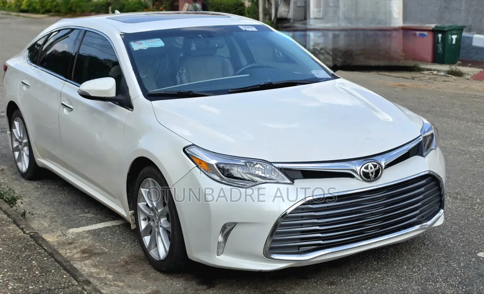 Toyota Avalon Limited 4dr Sedan (3.5L 6cyl 6A) 2015 White