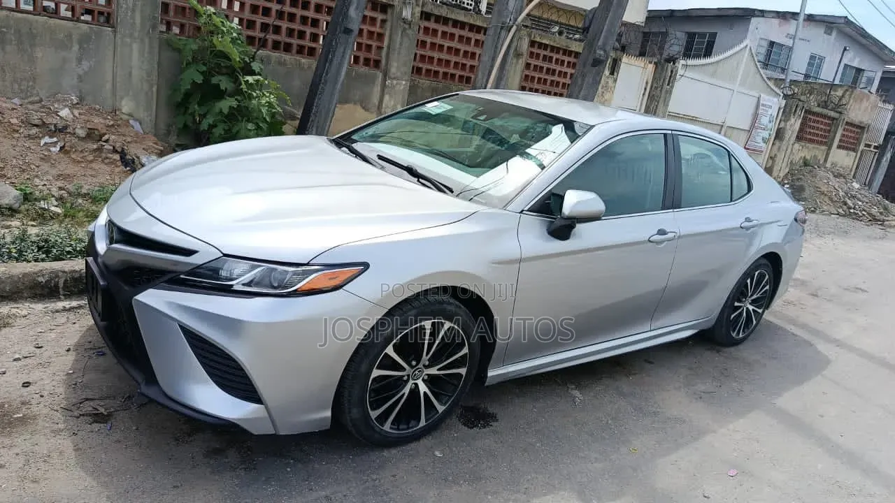 Toyota Camry 2018 Silver