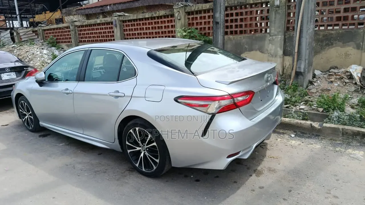 Toyota Camry 2018 Silver