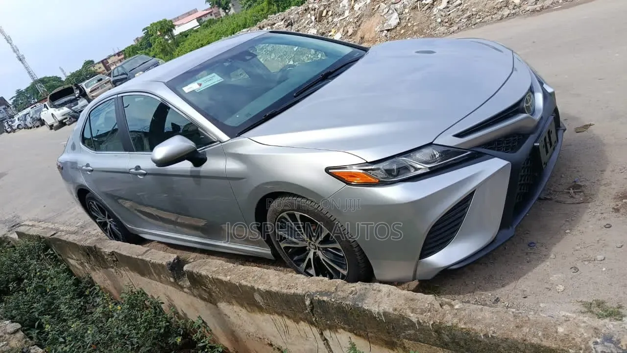 Toyota Camry 2018 Silver