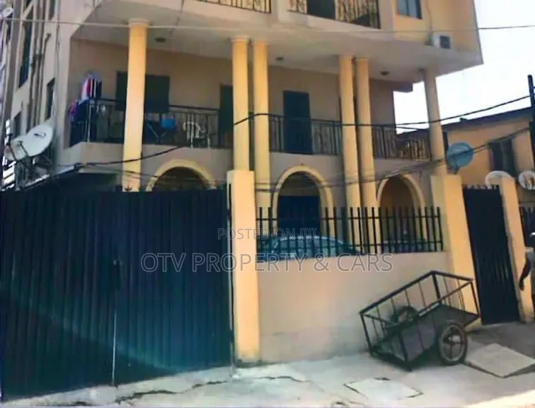 15bdrm Block of Flats in Aguda / Surulere for sale