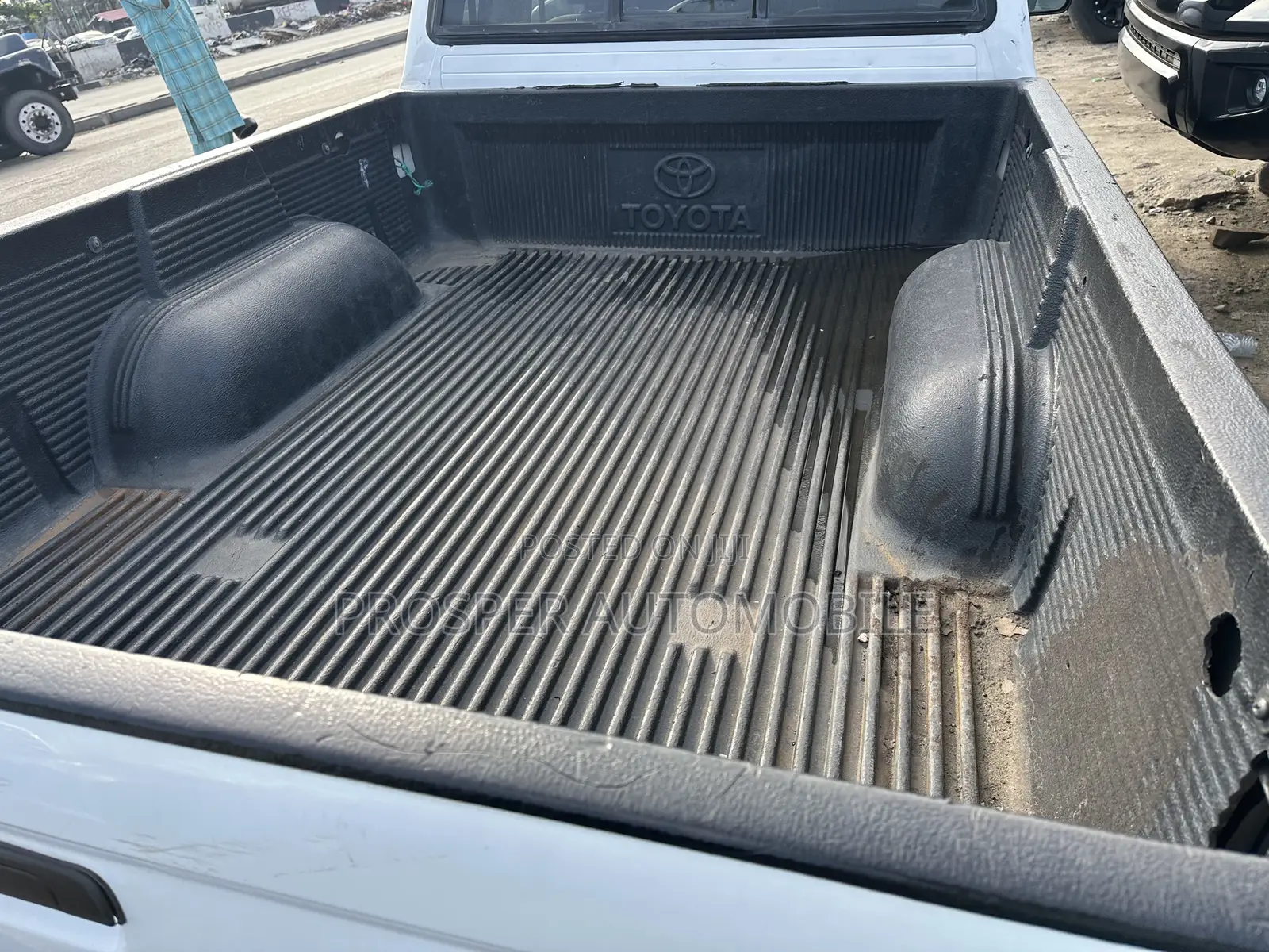 Toyota Tacoma Base 4x2 Regular Cab 103.3 in. WB 2003 White