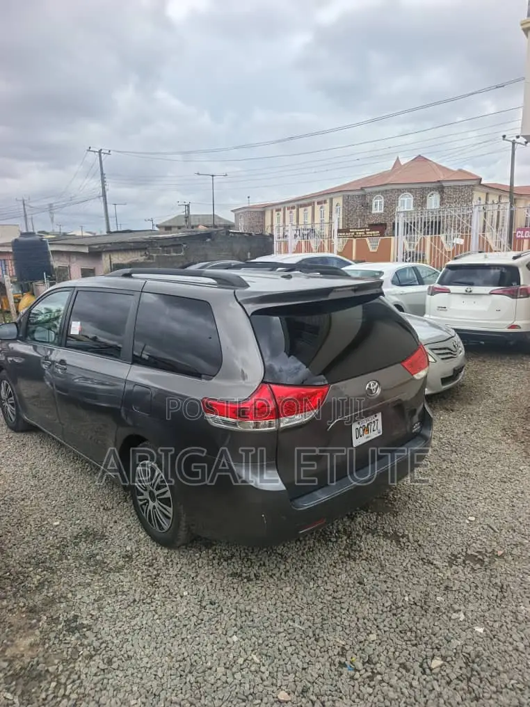 Toyota Sienna 2011 Gray