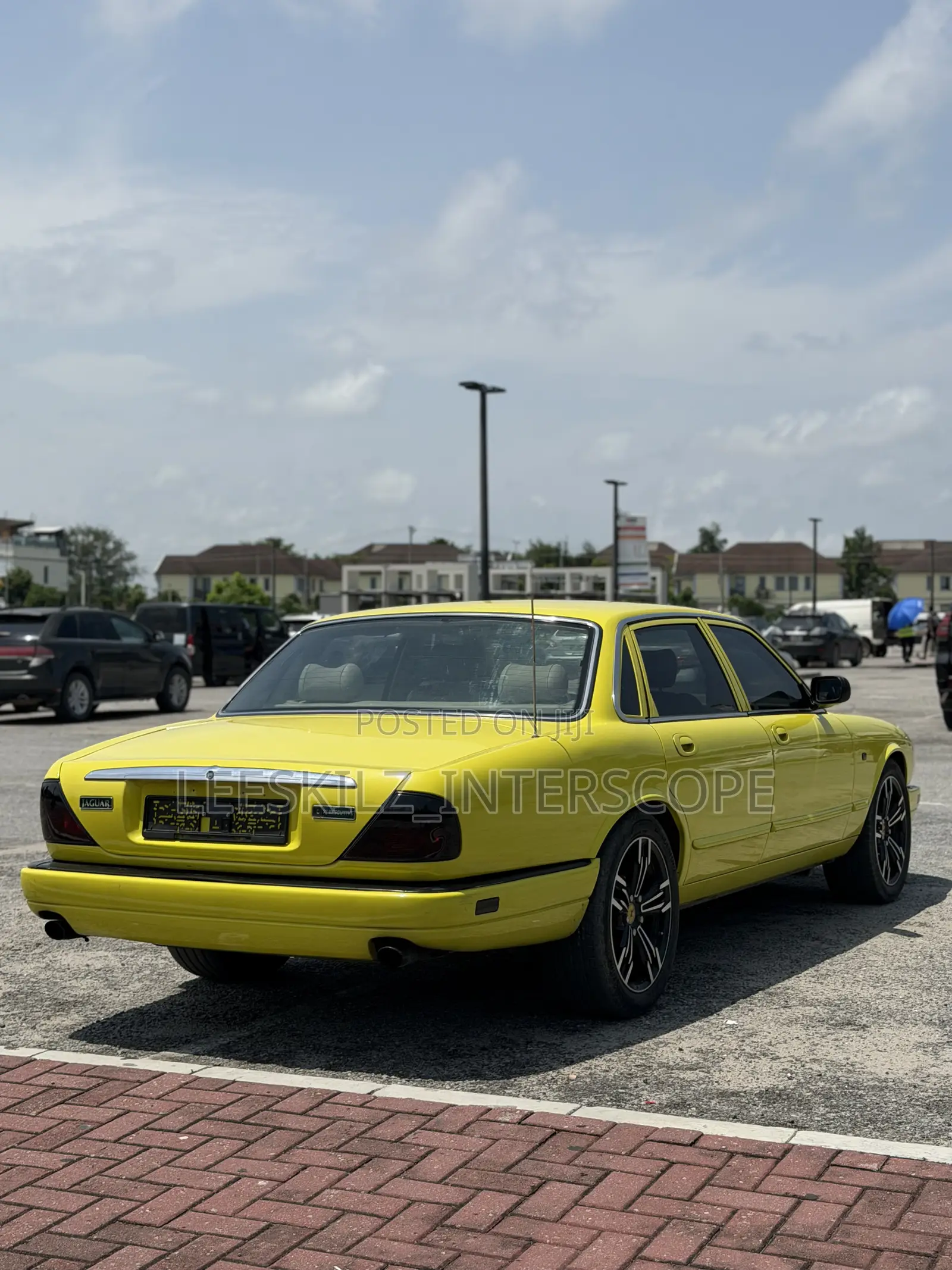Jaguar XJ 2000 Yellow