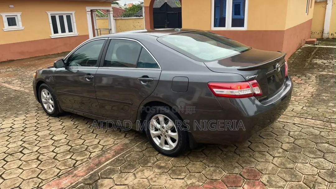 Toyota Camry LE 4dr Sedan (2.5L 4cyl 6A) 2011 Gray