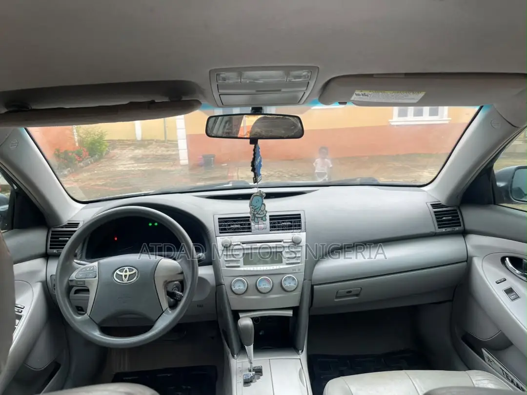 Toyota Camry LE 4dr Sedan (2.5L 4cyl 6A) 2011 Gray