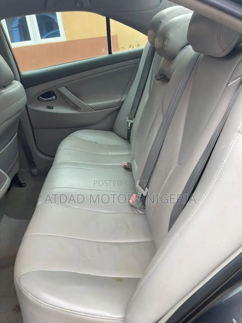 Toyota Camry LE 4dr Sedan (2.5L 4cyl 6A) 2011 Gray