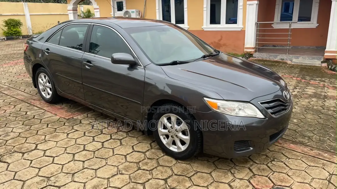 Toyota Camry LE 4dr Sedan (2.5L 4cyl 6A) 2011 Gray