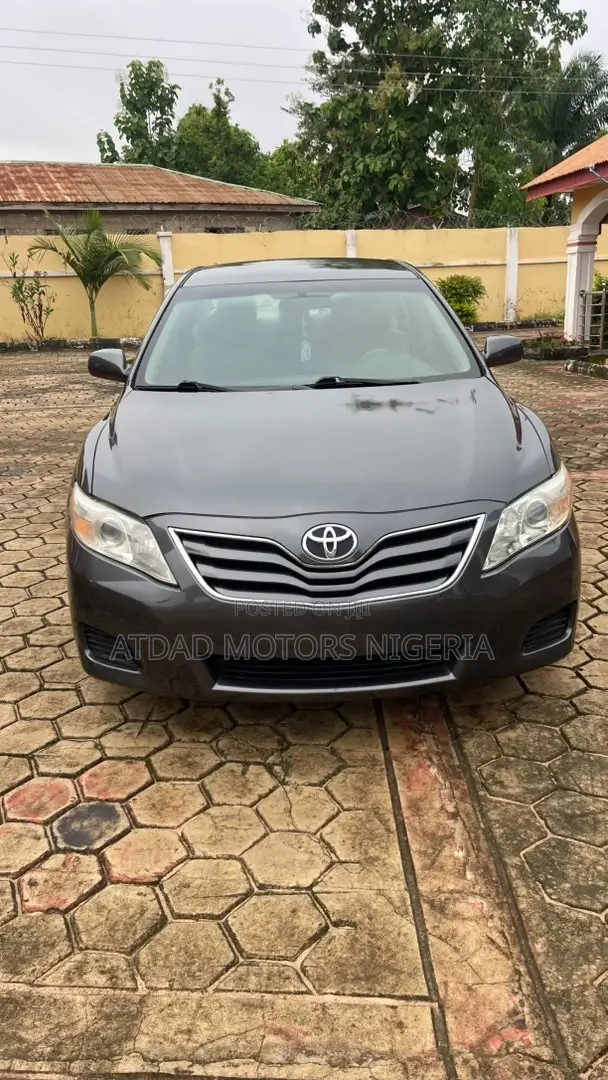 Toyota Camry LE 4dr Sedan (2.5L 4cyl 6A) 2011 Gray