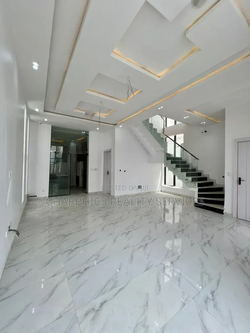 5bdrm Duplex in Chevron for sale