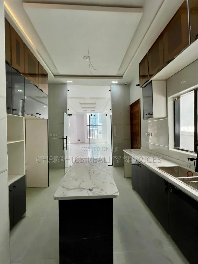 5bdrm Duplex in Chevron for sale