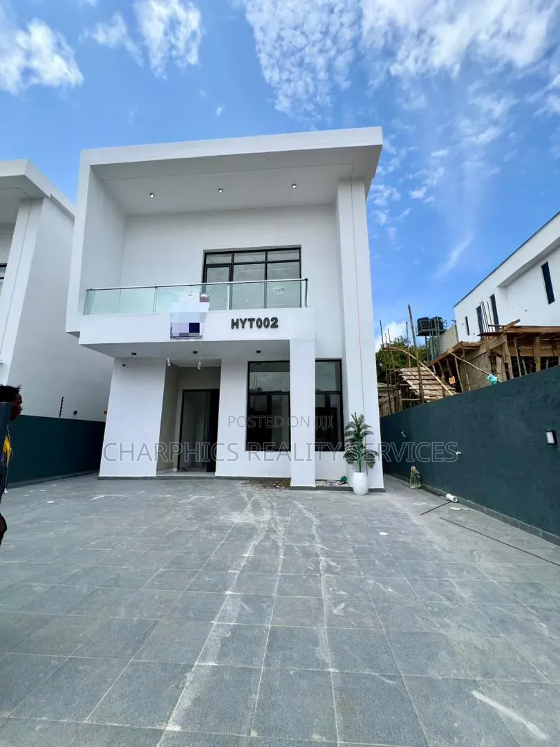 4bdrm Duplex in Chevron for sale