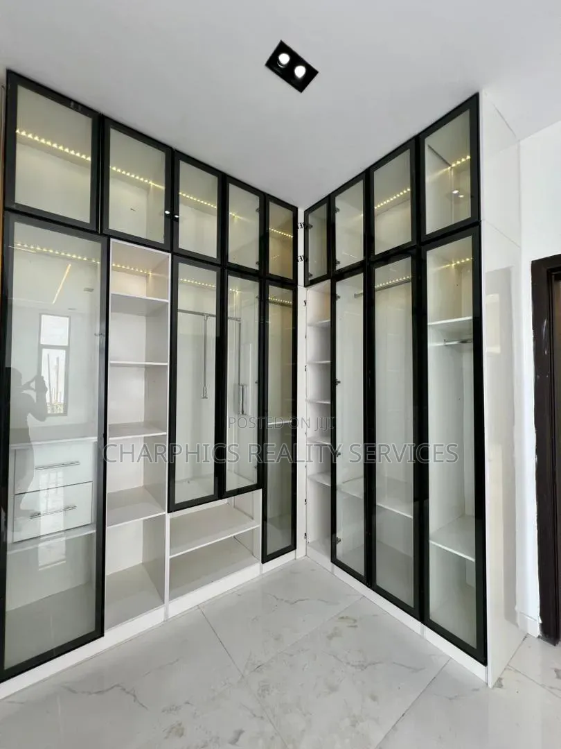 4bdrm Duplex in Chevron for sale
