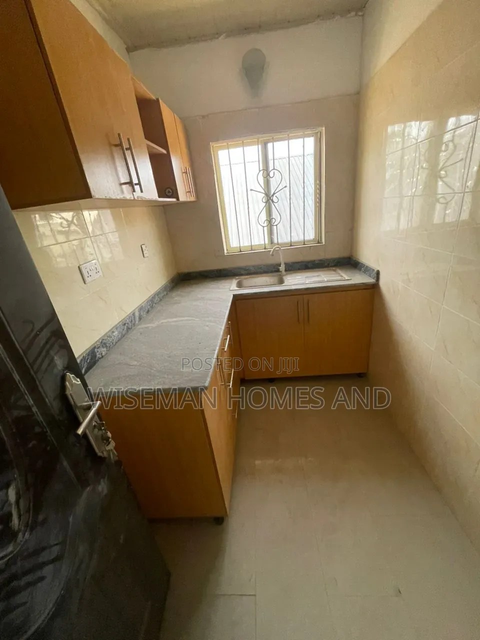 Mini Flat in Opposite Crown for rent