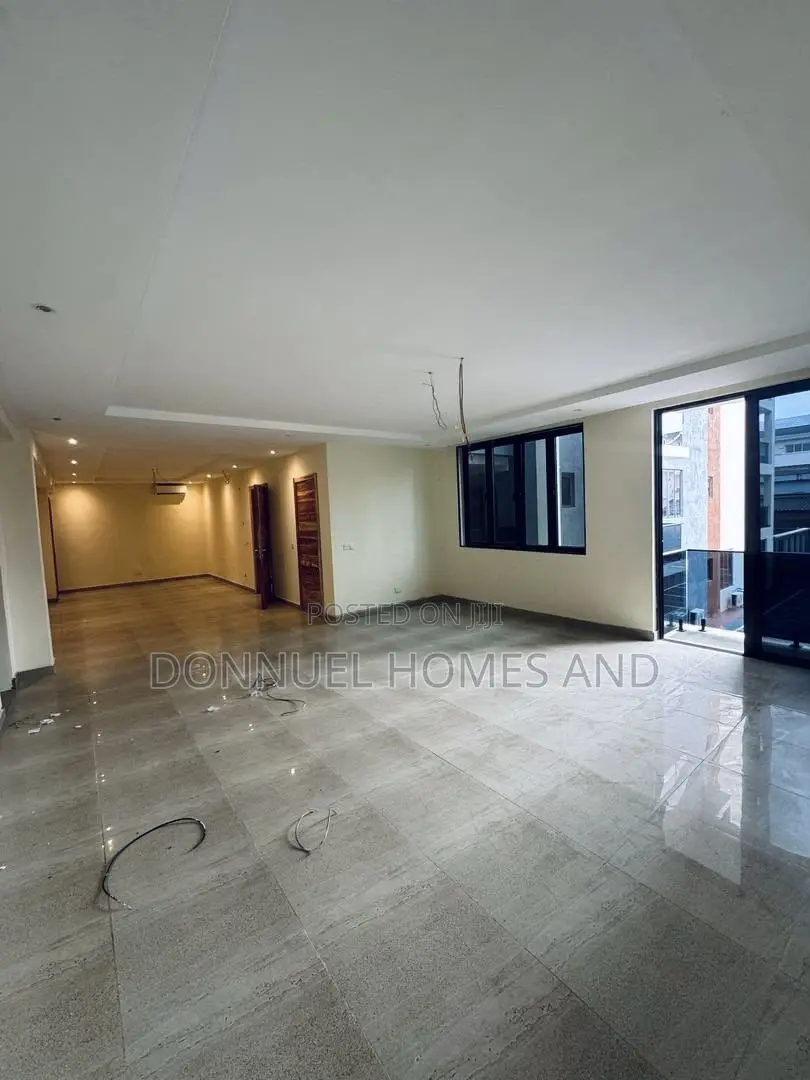 3bdrm Block of Flats in Lekki Phase 1 for rent