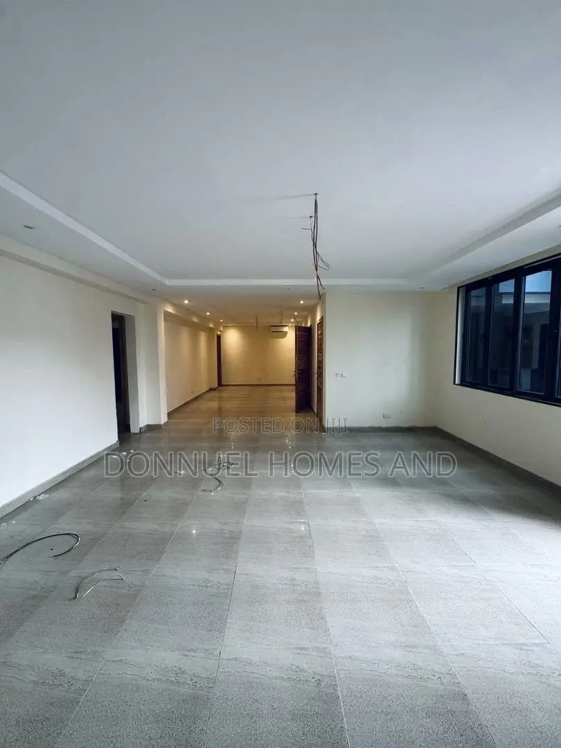 3bdrm Block of Flats in Lekki Phase 1 for rent