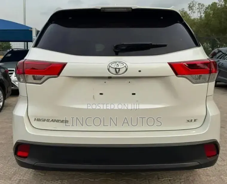 Toyota Highlander XLE 4x4 V6 (3.5L 6cyl 8A) 2018 White