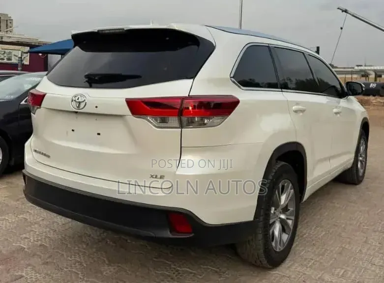 Toyota Highlander XLE 4x4 V6 (3.5L 6cyl 8A) 2018 White