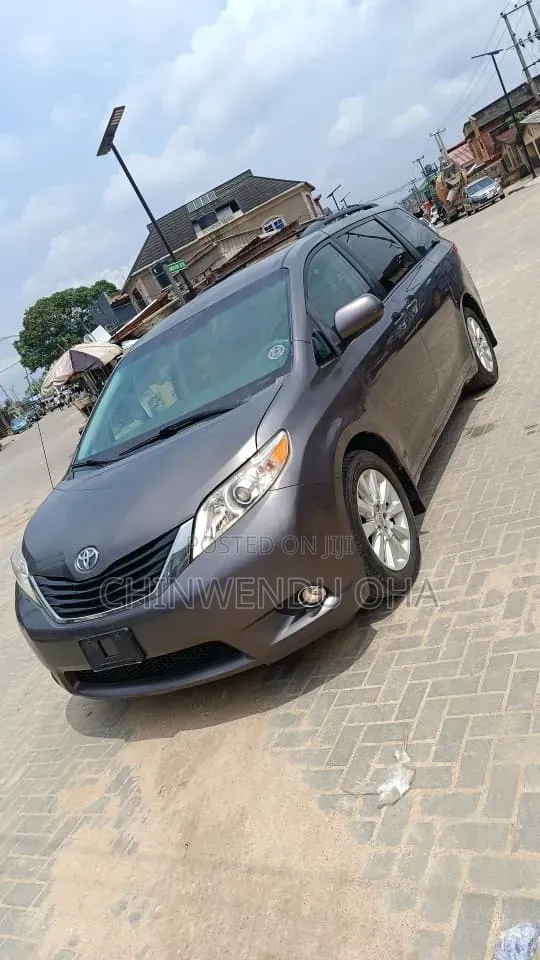 Toyota Sienna 2012 Gray