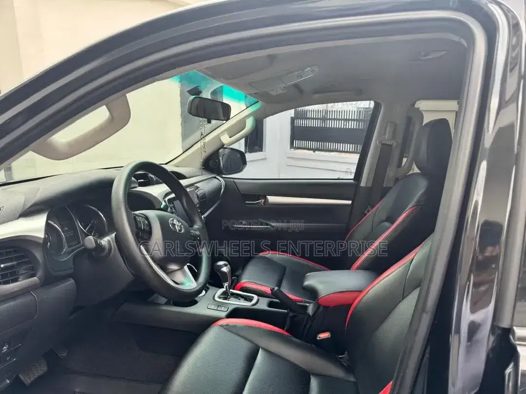 Toyota Hilux 2024 Black