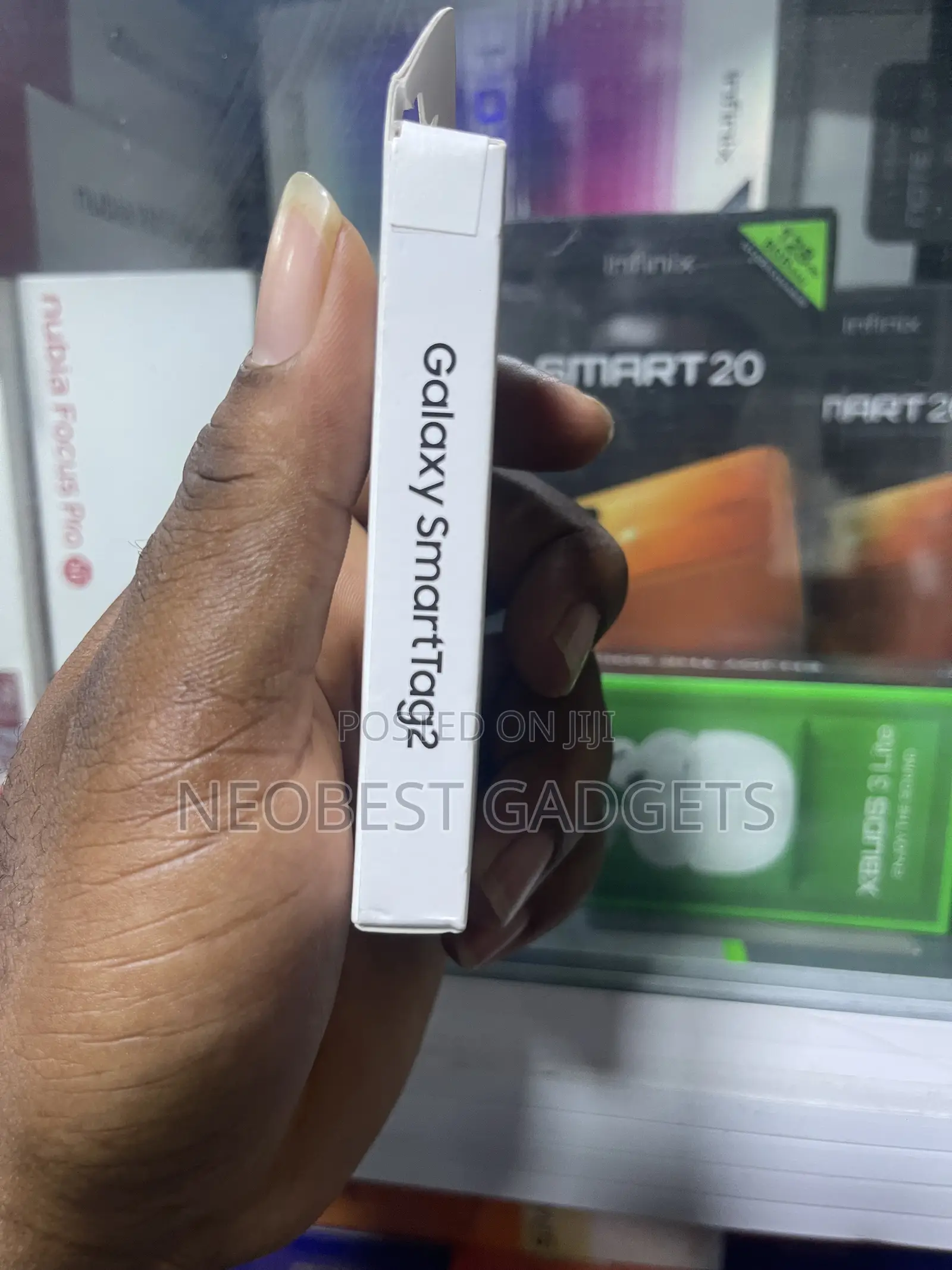 Silver Galaxy Smart Tag 2