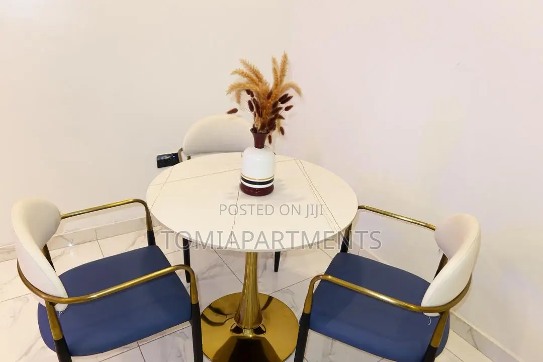 Cozy 2 Bedroom Shortlet With Ps5, Snooker, Pool Gym in Ologolo Lekki