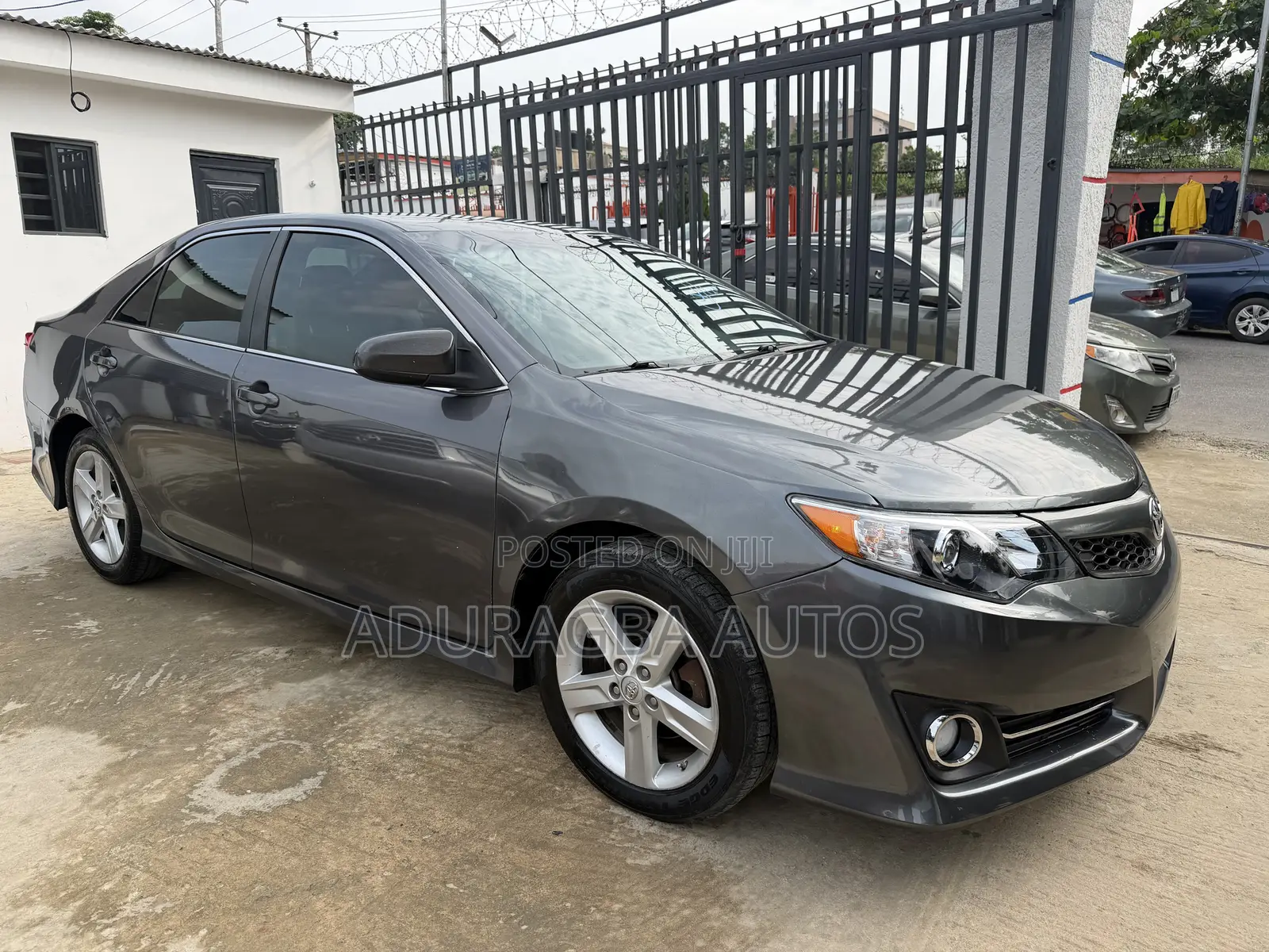 Toyota Camry SE 4dr Sedan (2.5L 4cyl 6A) 2014 Gray