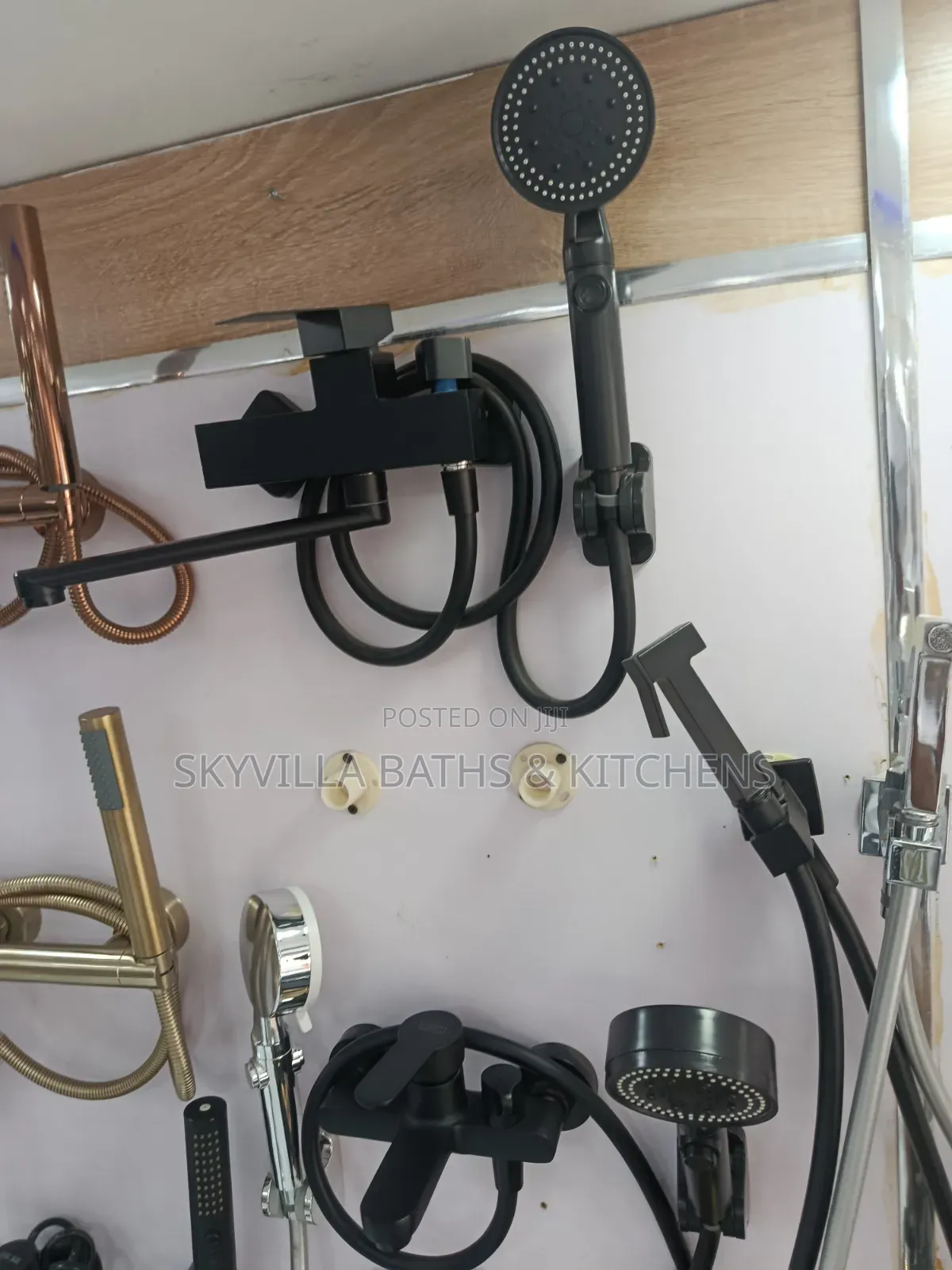 Modern Matte Black Wall-Mounted Tub Shower Faucet Set Mo