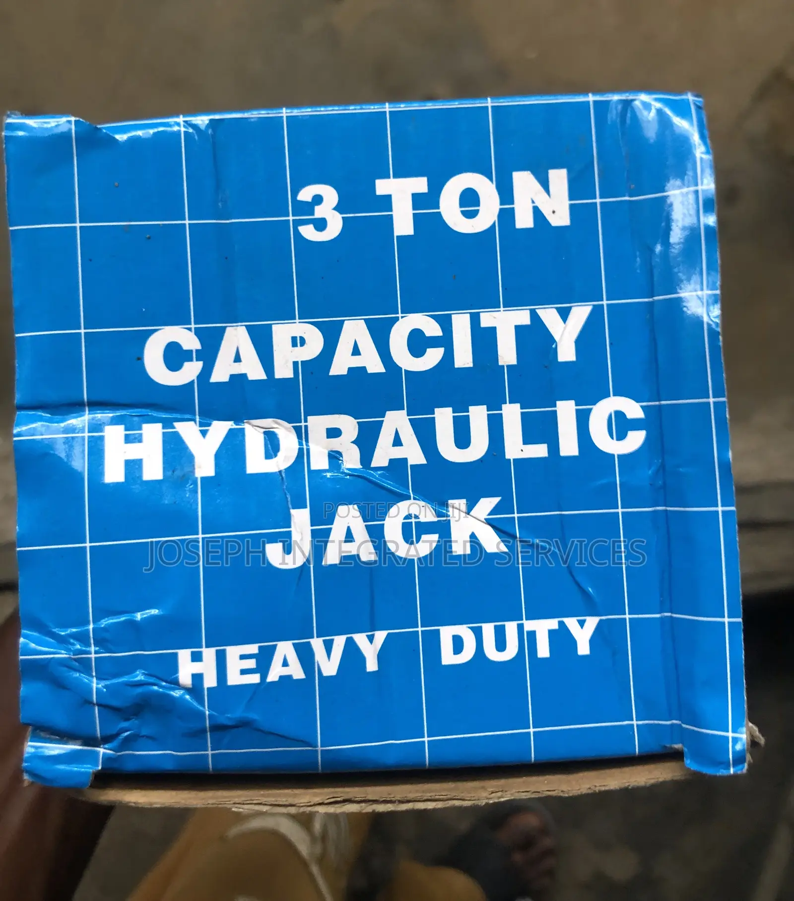 Heavy-Duty Hydraulic Bottle Jack With a 3-Ton Lifting Capacity.