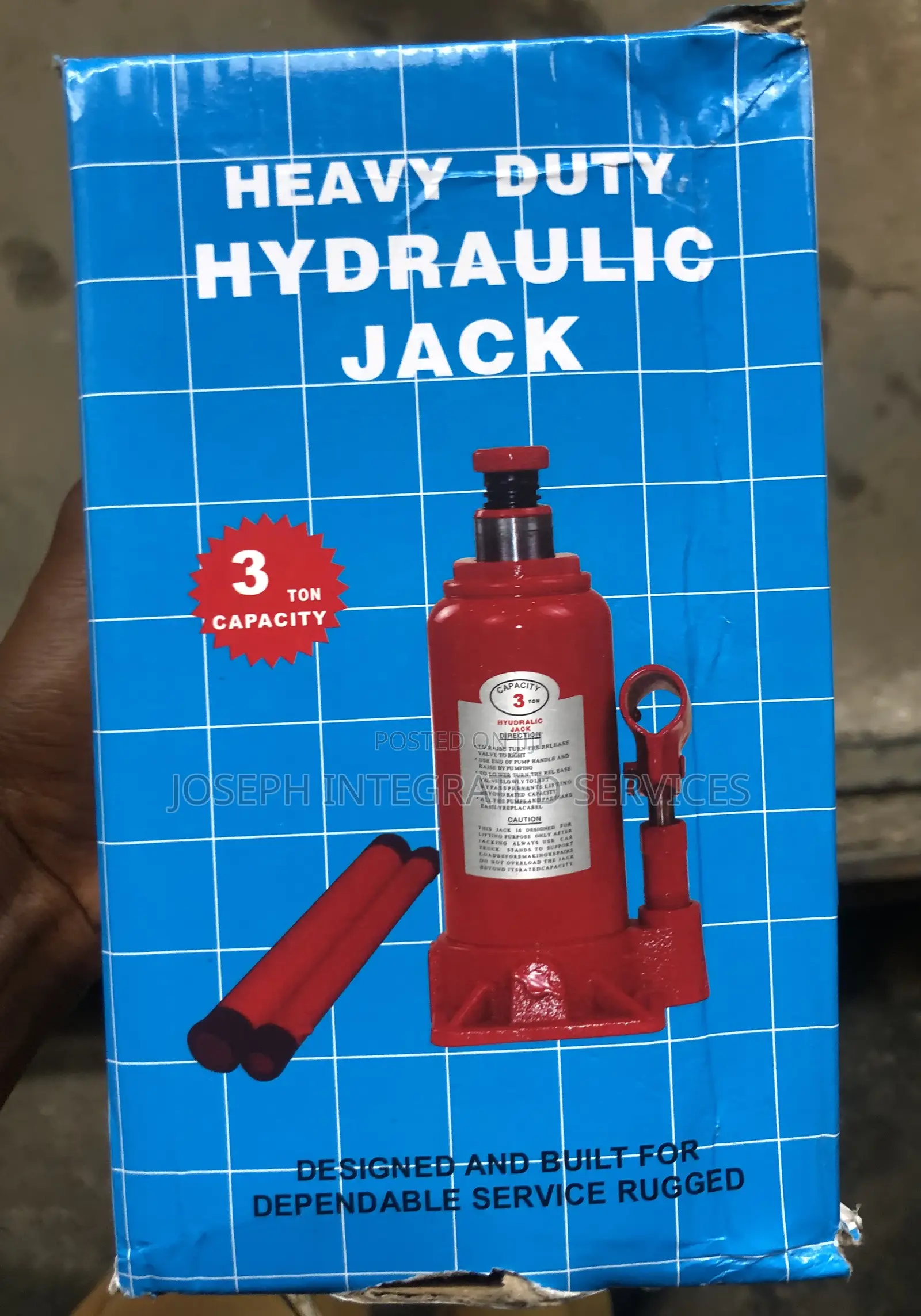 Heavy-Duty Hydraulic Bottle Jack With a 3-Ton Lifting Capacity.