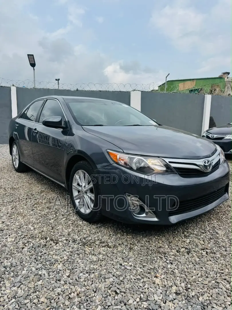 Toyota Camry XLE 4dr Sedan (2.5L 4cyl 6A) 2013 Gray