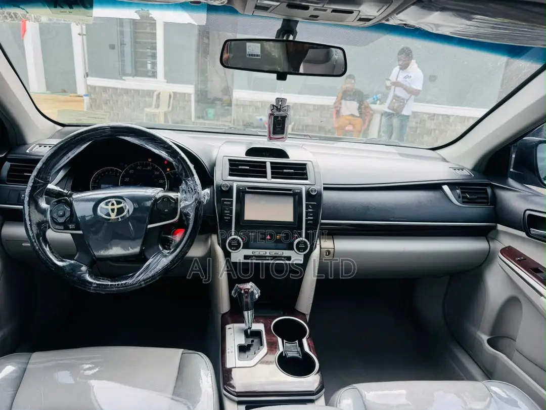 Toyota Camry XLE 4dr Sedan (2.5L 4cyl 6A) 2013 Gray