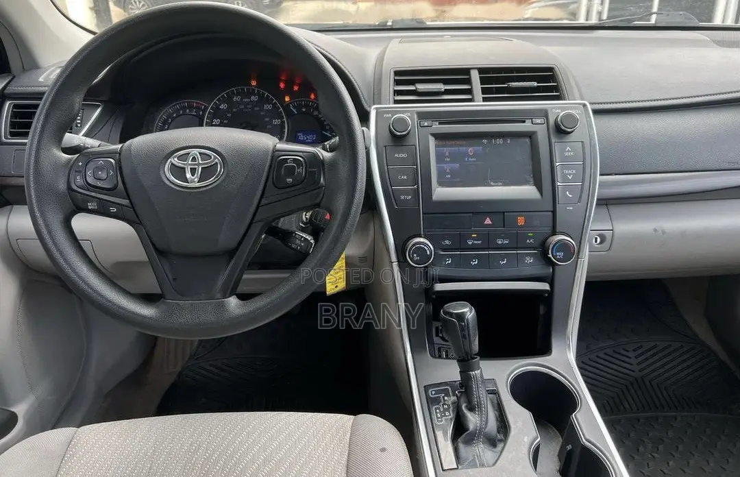 Toyota Camry LE 4dr Sedan (2.5L 4cyl 6A) 2016 White