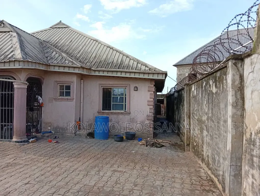 4bdrm Bungalow in Ado-Odo/Ota for sale