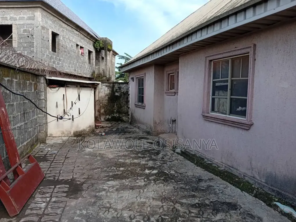 4bdrm Bungalow in Ado-Odo/Ota for sale