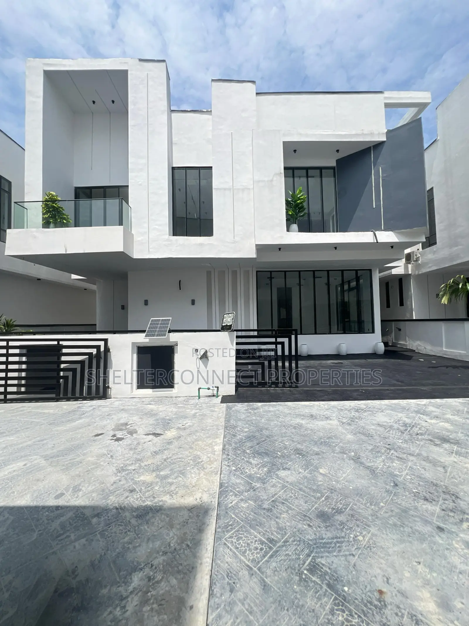 5bdrm House in Chevron for sale