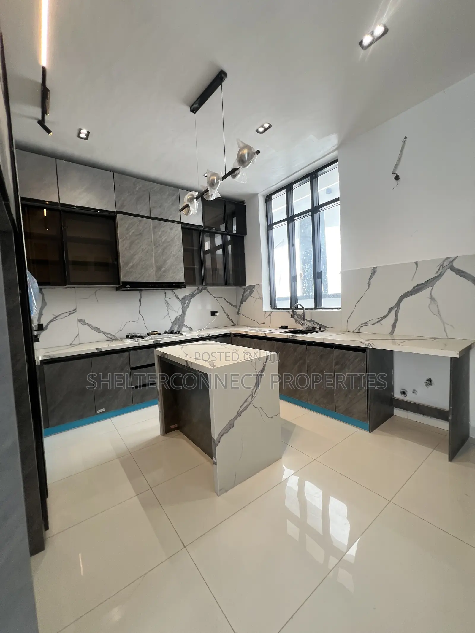5bdrm House in Chevron for sale