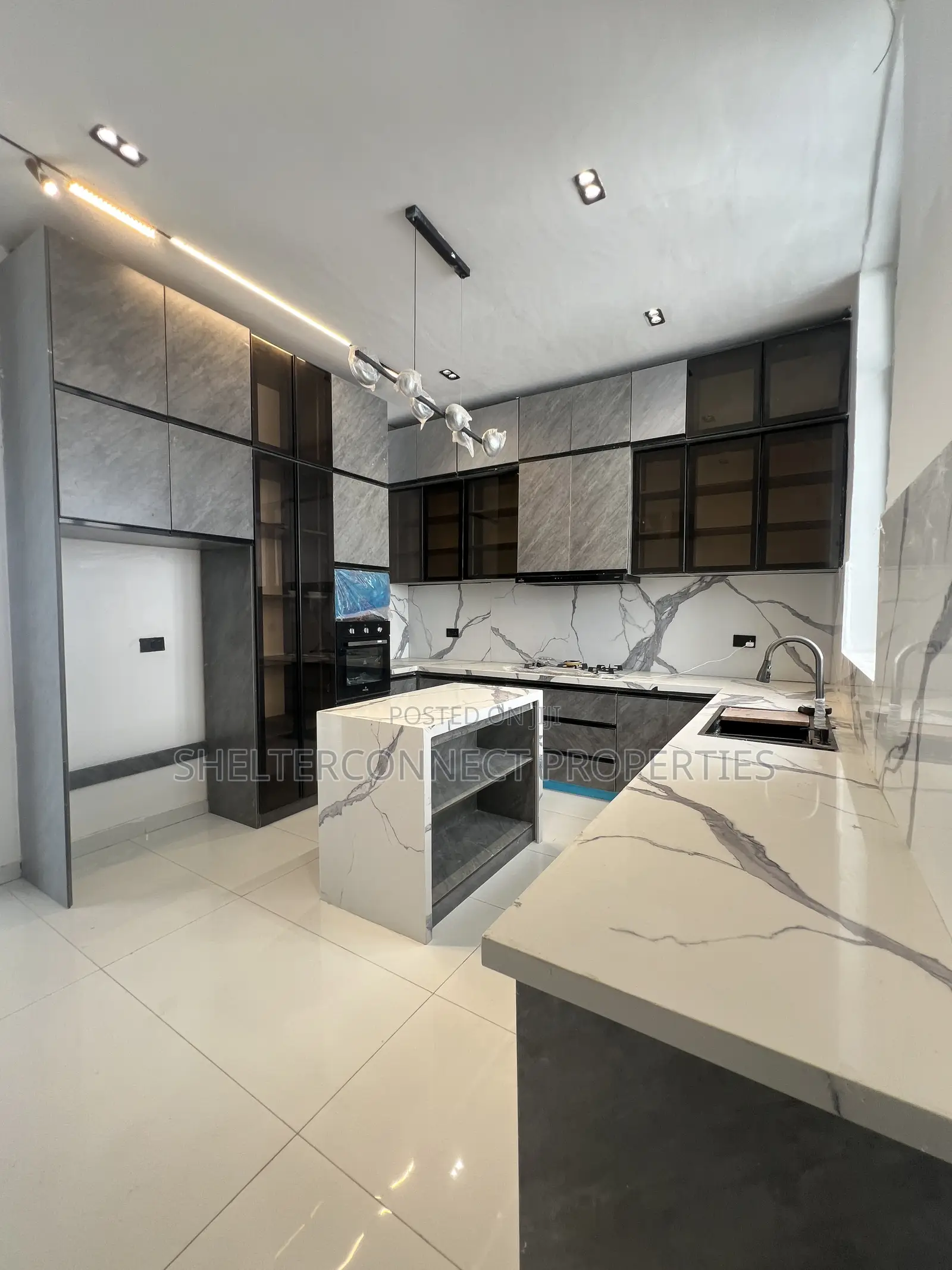 5bdrm House in Chevron for sale