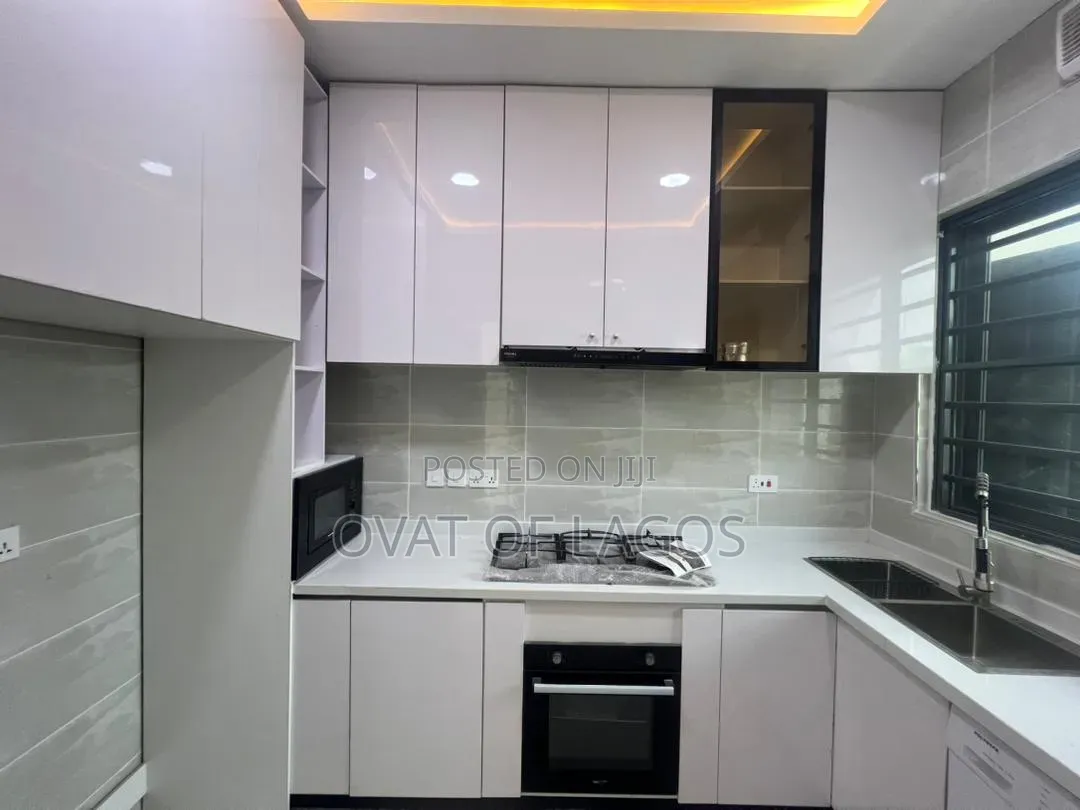 3bdrm Apartment in Lekki Phase 1 for sale