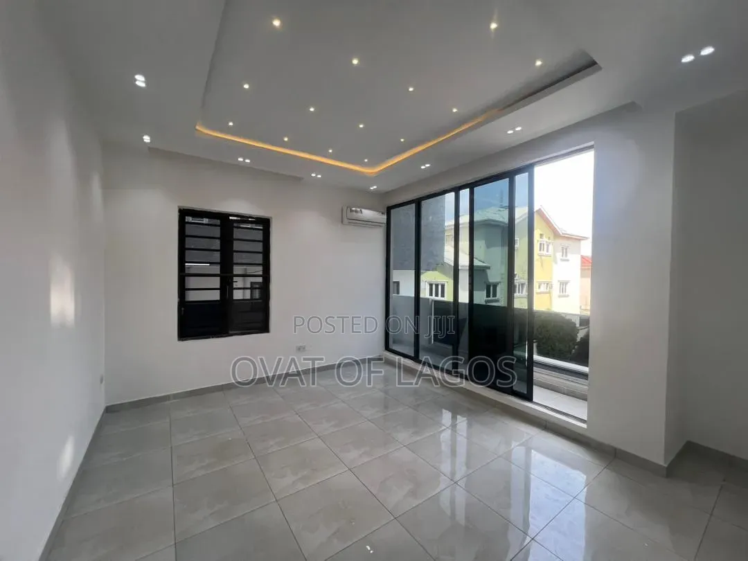 3bdrm Apartment in Lekki Phase 1 for sale